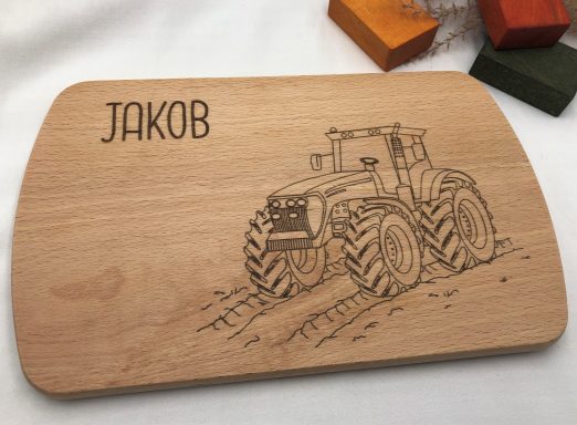 Personalisiertes Frühstücksbrettchen für Kinder: Kinderteller mit Traktor, Trecker, Holzbrettchen Frühstücksbrett aus FSC zertifiziertem Buchenholz mit dem Motiv eines Traktors, Trecker.