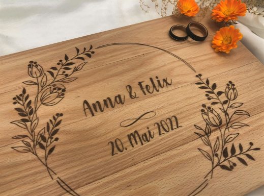 Hochzeitsgeschenk personalisiert, Geschenk Hochzeit, Hochzeit Geschenk, Schneidebrett, Schneidebrett personalisiert, Holzbrett, Brautpaar. Personalisierbares Schneidebrett aus FSC-zertifiziertem Buchenholz mit handgezeichnetem Hochzeitskranz. Perfektes Hochzeitsgeschenk.