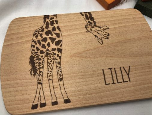 Personalisiertes Frühstücksbrettchen für Kinder: Kinderteller mit Giraffe, Holzbrettchen Frühstücksbrett aus FSC zertifiziertem Buchenholz mit dem Motiv einer Giraffe.
