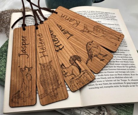 Personalisierte Lesezeichen aus Holz mit Waldtieren. Fuchs, Eule, Eichhörnchen, Dachs, Reh oder Rotkehlchen. Aus Vollholz für Kinder. Personalisierte Lesezeichen aus Holz mit Waldtieren. Fuchs, Eule, Eichhörnchen, Dachs, Reh oder Rotkehlchen. Aus Vollholz für Kinder.