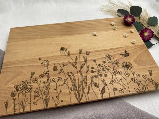 Schneidebrett Blumenwiese, Sommerwiese aus Buchenholz. FSC zertifiziert. Fair hergestellt. Bienenwachsversiegelt. Schneidebrett Blumenwiese, Sommerwiese aus Buchenholz. FSC zertifiziert. Fair hergestellt. Bienenwachsversiegelt.