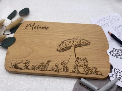 Personalisiertes Frühstücksbrettchen für Kinder: Kinderteller mit Monstermotiv, Pilz, Frosch, Schnecke, Holzbrettchen Frühstücksbrett aus FSC zertifiziertem Buchenholz mit Monstermotiv Pilz, Frosch und Schnecke.