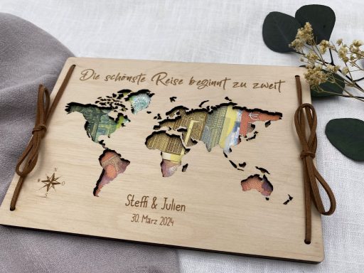 Geldgeschenk personalisiert zur Hochzeit aus Holz, Geschenk zur Hochzeit. Holzkarte als Geldgeschenk. Personalisierbares Geldgeschenk mit Weltkartenmotiv aus 100% FSC-zertifiziertem Birkensperrholz. Perfekt für Hochzeiten.