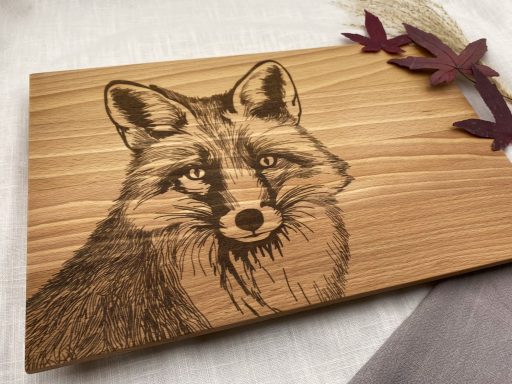 Personalisierbares Schneidebrett, Frühstücksbrett, Servierbrett, Käsebrett aus Holz, Fuchs, Hirsch, Eule oder Uhu. Entdecke unsere Schneidebretter mit Fuchs, Hirsch oder Uhu-Motiv! Aus FSC-zertifiziertem Buchenholz, versiegelt mit Bienenwachs.