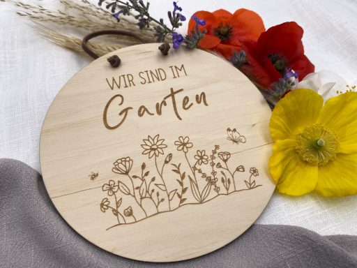 Holzschild, Türschild aus Holz "Wir sind im Garten", Geschenk zum Einzug, Umzug, Einweihungsgeschenk, Geschenk zum Richtfest. Holzschild, Türschild aus Holz "Wir sind im Garten", Geschenk zum Einzug, Umzug, Einweihungsgeschenk, Geschenk zum Richtfest.