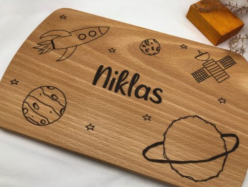 Personalisiertes Frühstücksbrettchen für Kinder: Kinderteller mit Weltall, Holzbrettchen Frühstücksbrett aus FSC zertifiziertem Buchenholz mit dem Motiv Weltall, Rakete.